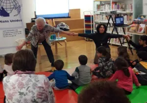 Los niños y niñas muy atentos en la sesión de cuentacuentos