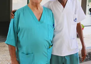 Manuel en el patio central del Hospital de Mabesseneh. Foto: http://sierraleonehsjdbcn.org