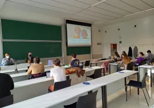 Charla de ayuda humanitaria en la Universidad de Navarra con alumnos del grado de Relaciones Internacionales