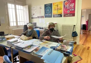 Voluntarias de la delegación de Pamplona preparando con ilusión la Campaña 63 de Manos Unidas.