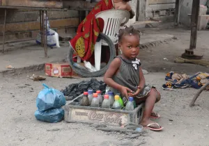 Niña en un mercado de Angola. Foto: Manos Unidas/Covadonga Suárez Smith