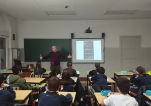El misionero Mateo Aguirre en el Colegio Liceo Monjardín de Pamplona