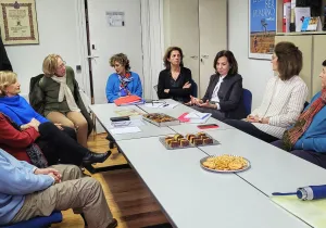 En la delegación de Pamplona con Clara Pardo conociendo a las voluntarias