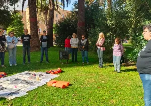 círculo de silencio en Gran Canaria con chalecos salvavidas y velas