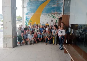 Grupo de la "Ruta solidaria" en el puerto de Ferrol.