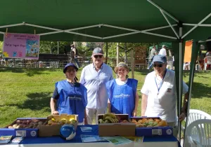 Voluntarios de Manos Unidas en la comarcal de Coslada en el stand