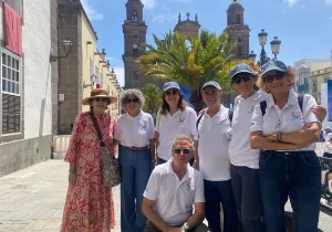 Voluntarios y miembros de Manos Unidas en la Plaza de Sta Ana esperando la llegada del Santo Padre el 11 de junio en Gran Canaria.