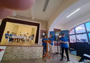 Estudiantes del colegio María Auxiliadora de Telde, Gran Canaria, representando una obra de teatro para las V Jornadas por un mundo mejor en mayo de 2026.