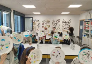 Alumnos del taller mostrando sus trabajos