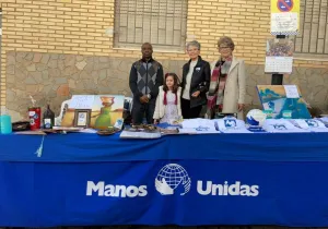 Puesto de Manos Unidas en la localidad de Montroy para recaudar donativos. 