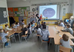 Los alumnos muy atentos a las explicaciones