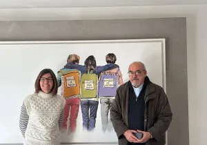 Carmelo Pérez-Aradros en el Colegio Sagrado Corazón junto a una profesora