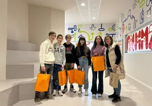 Los 5 alumnos ganadres del 2º premio de Clipmetrajes de Navarra acompañados por su profesora Mª Jesús Tabar