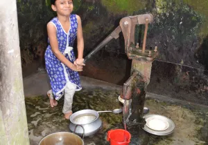 Niña sacando agua de un pozo en Chattogram, Bangladesh. Foto: Manos Unidas/Patricia Garrido