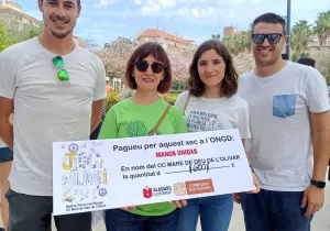 Recogida del cheque de manos de la directora del centro educativo, junto con dos profesores y la representante de Manos Unidas en Alacuás, Clara Sarrió.