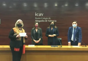Ana Ruiz Ruiz, delegada de Manos Unidas Valencia, recoge el cheque de manos de la decana del ICAV, Auxiliadora Borja