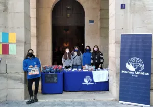 Mercadillo solidario en la comarcal de Alcoi de Manos Unidas Valencia.