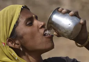 Mujer bebiendo agua en Rajastán, India. Foto: Javier Cuadrado.