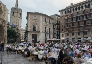 En la Plaza de la Virgen se celebra tradicionalmente la Cena Hambre de Manos Unidas, un lugar muy querido por los valencianos.