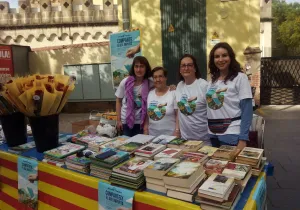 El grupo parroquial de Manos Unidas en Castelldefels, paradita solidaria por Sant Jordi
