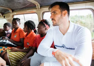 Saúl Craviotto en Amatongas/Mozambique. Foto Lombo Agency para Manos Unidas