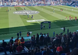 Levante UD ha mostrado la campaña de Manos Unidas en su campo de forma altruista. 