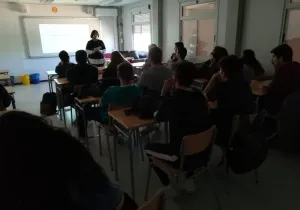 Elisenda explicando la misión de Mans Unides