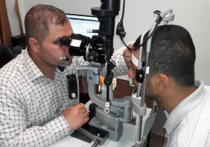 Ahmed en su revisión médica Foto CNEWA Pontifical Mission