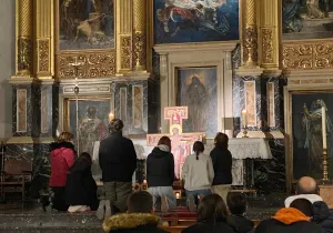 Momento de oración después de misa con los confirmandos, dentro de las actividades organizadas en Albaida por la comarcal de Manos Unidas Valencia. 
