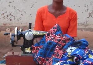 Anny ante su máquina de coser
