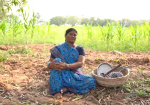 La agricultora Chilveru Suramma posa ante sus cultivos. Foto: Manos Unidas/Bala Vikasa