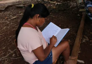 Mujer estudiando en Brasil. Foto: Manos Unidas ONG/Francisco Borges 