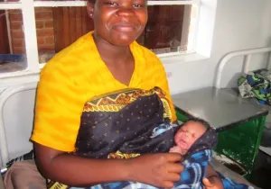 Miradas a la igualdad. Brenda Eleneo y su hijo en Malawi