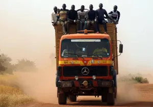 Un grup de hombre, a lomos de un camión de gran tonelaje (Burkina Faso - Javier Mármol - Manos Unidas)
