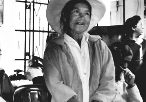 Mujer campesina asiste a uno de los talleres.