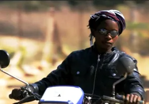 Fanta con su moto en Senegal 