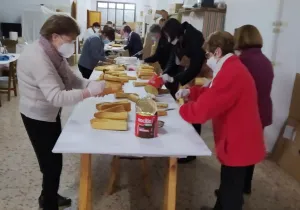 Almuerzo solidario organizado por la comarcal de Carcaixent en el Colegio Padres Franciscanos San Antonio de Padua a beneficio de Manos Unidas. 
