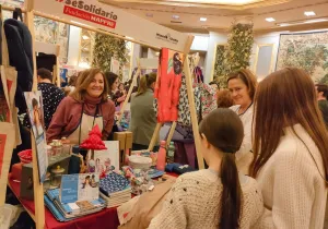 Estand de Manos Unidas Madrid en el Mercadillo Solidario de Navidad de Mapfre 2023