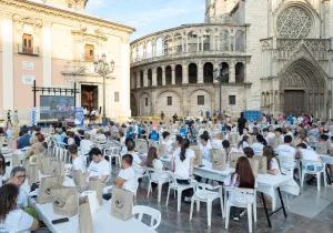 Vista general de la Plaza de la Virgen durante la Cena del Hambre de Manos Unidas Valencia. Fotos: @vgutierrezVLC / AVAN