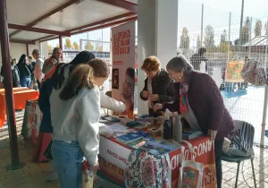 Voluntarias de Manos Unidas Madrid en el Dia de la Solidaridad del colegio El Valle Las Tablas