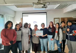 Los alumnos del colegio María Inmaculada Fuencarral entregan su donativo a Manos Unidas