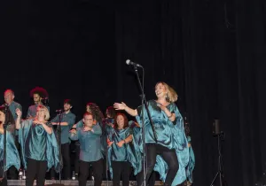 El público entusiasmado participó en el concierto