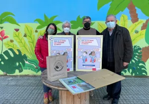 Los voluntarios de Manos Unidas entregan el material educativo al Colegio Corpus Christi
