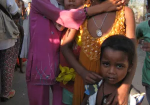 Rescate y reinserción de niños de la calle en Varanasi