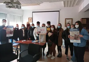 Los alumnos del centro educativo María Auxiliadora Fuencarral entregan su donativo a Manos Unidas Madrid