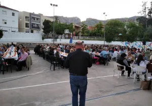 Más de 200 personas asistieron a la Cena del Hambre de Alcoy de Manos Unidas Valencia. Momento de la bendición de la mesa. 