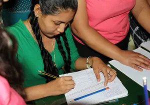 Mujer salvadoreña en clases de alfabetización. Foto:Javier Mármol