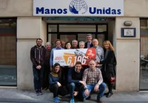 Entrega del cheque solidario en la sede de Manos Unidas Valencia.
