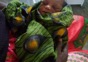 Uno de los primeros bebés nacidos en la maternidad de Estaquinha