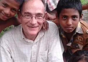 Eugenio Sanz con algunos de los niños de Gyasnogor en Bangladesh